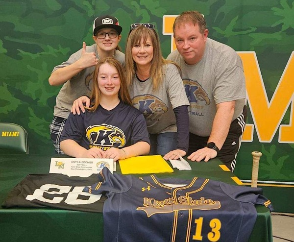 Skyla Fecher with her sister Shiloh (standing left) mother Cheri and father Ken. (Photo Courtesy of Little Miami HS Athletics)