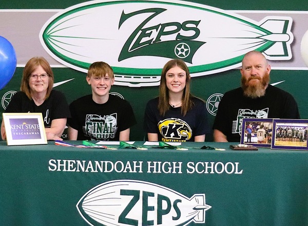 Kadence Noll is pictured with her grandmother Chris Bates, brother Jace and father Craig. (Photo courtesy of Shenandoah HS Athletic Department)