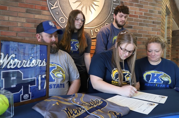 Morgan Watson (center) signs her letter of intent surrounded by her father Billie, mother Kathy, sister Emilyn and brother Eian.